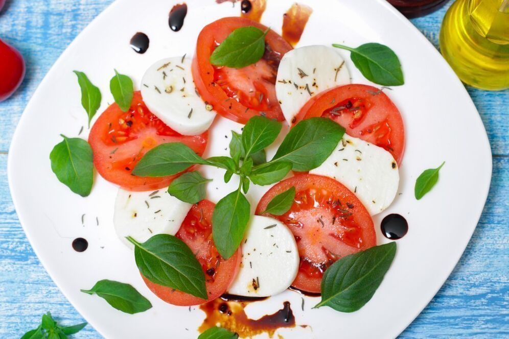 tomato dengan keju dan herba untuk diet mediterranean