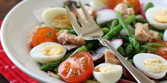salad sayuran dengan telur untuk penurunan berat badan
