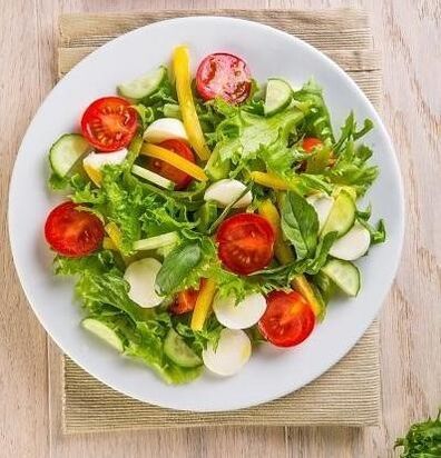 Salah satu pilihan untuk diet soba selama sebulan melibatkan penggunaan salad sayuran