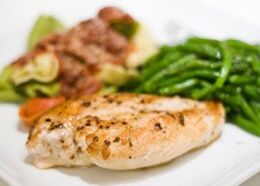 Dada ayam bakar adalah dalam menu bagi mereka yang ingin menurunkan kolesterol dan menurunkan berat badan