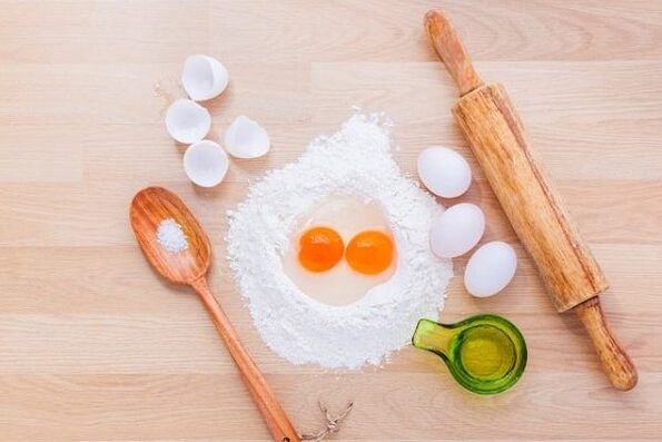 Menyediakan hidangan untuk diet telur yang menghilangkan berat badan berlebihan