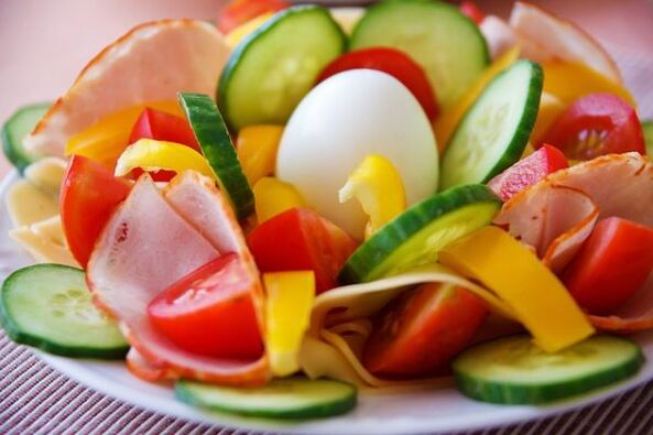 Salad sayuran pada menu diet telur dan oren untuk penurunan berat badan