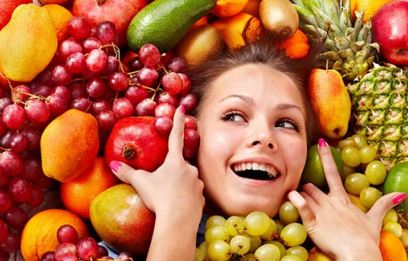 Makan buah -buahan