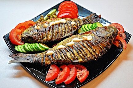 Ikan bakar dengan sayur -sayuran