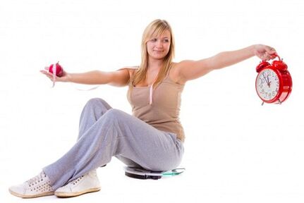 Seorang gadis yang ingin menurunkan berat badan makan dengan sihat dan mengikut rejimen