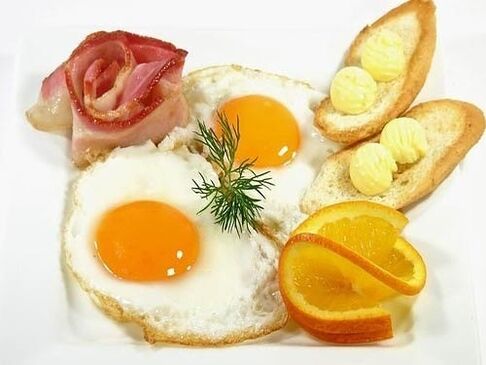Telur goreng dengan daging asap sebagai makanan yang dilarang melawan gastritis