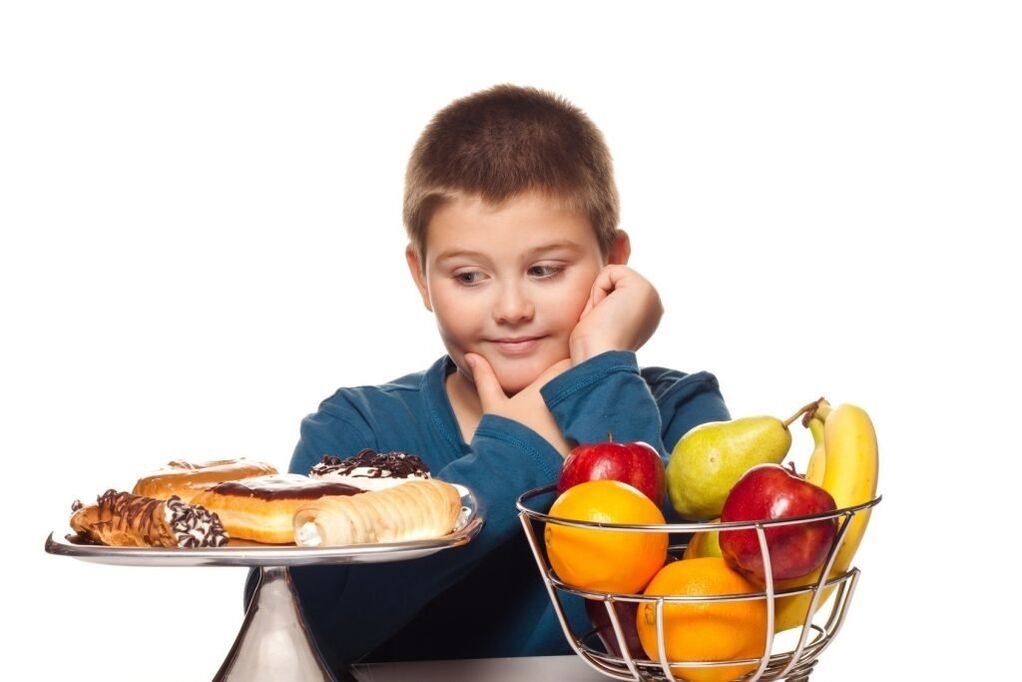 Menghilangkan makanan bergula yang tidak sihat dari diet anak yang memihak kepada buah-buahan